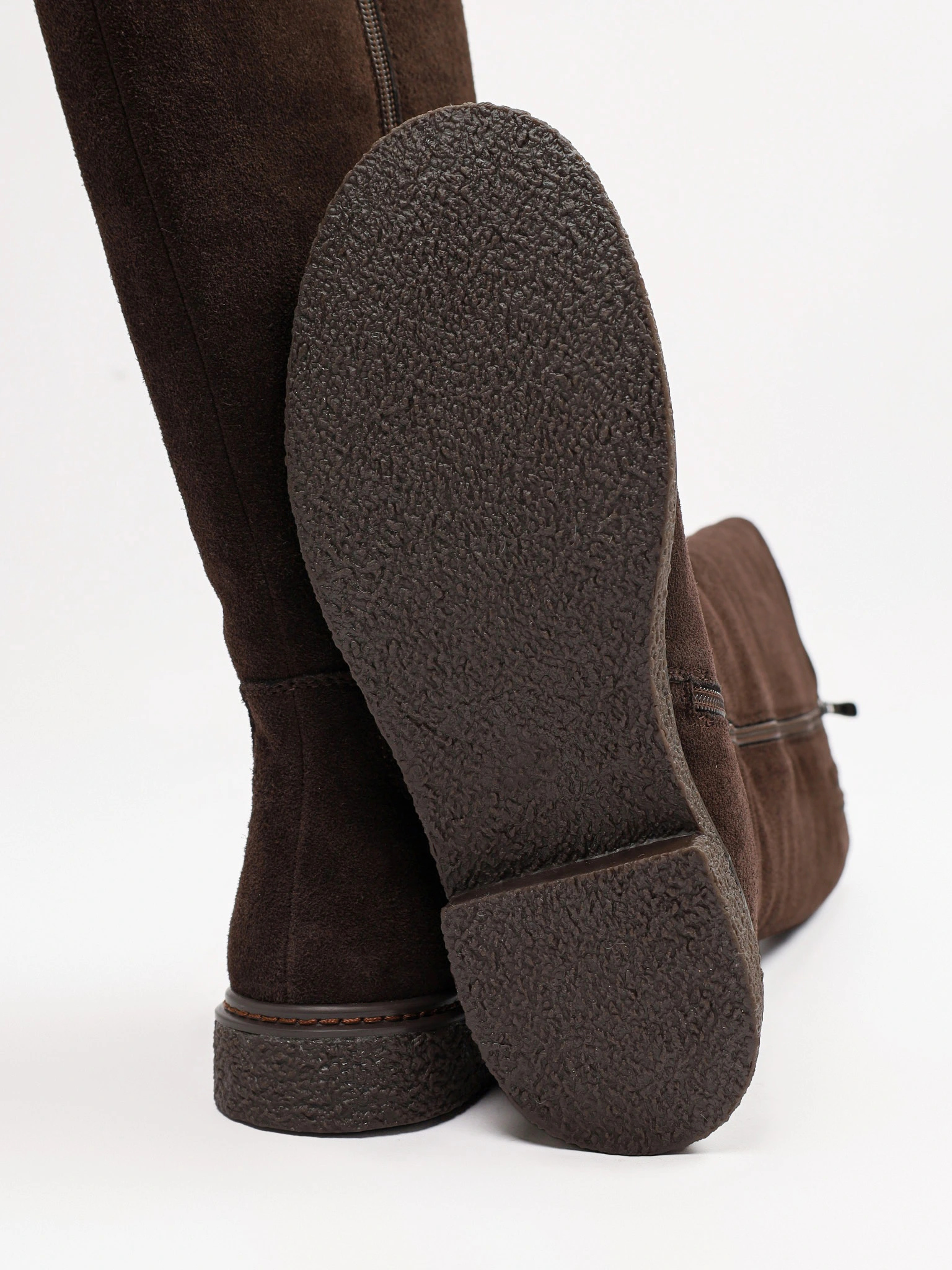 Сапоги коричневого цвета из натуральной замши на низком каблуке